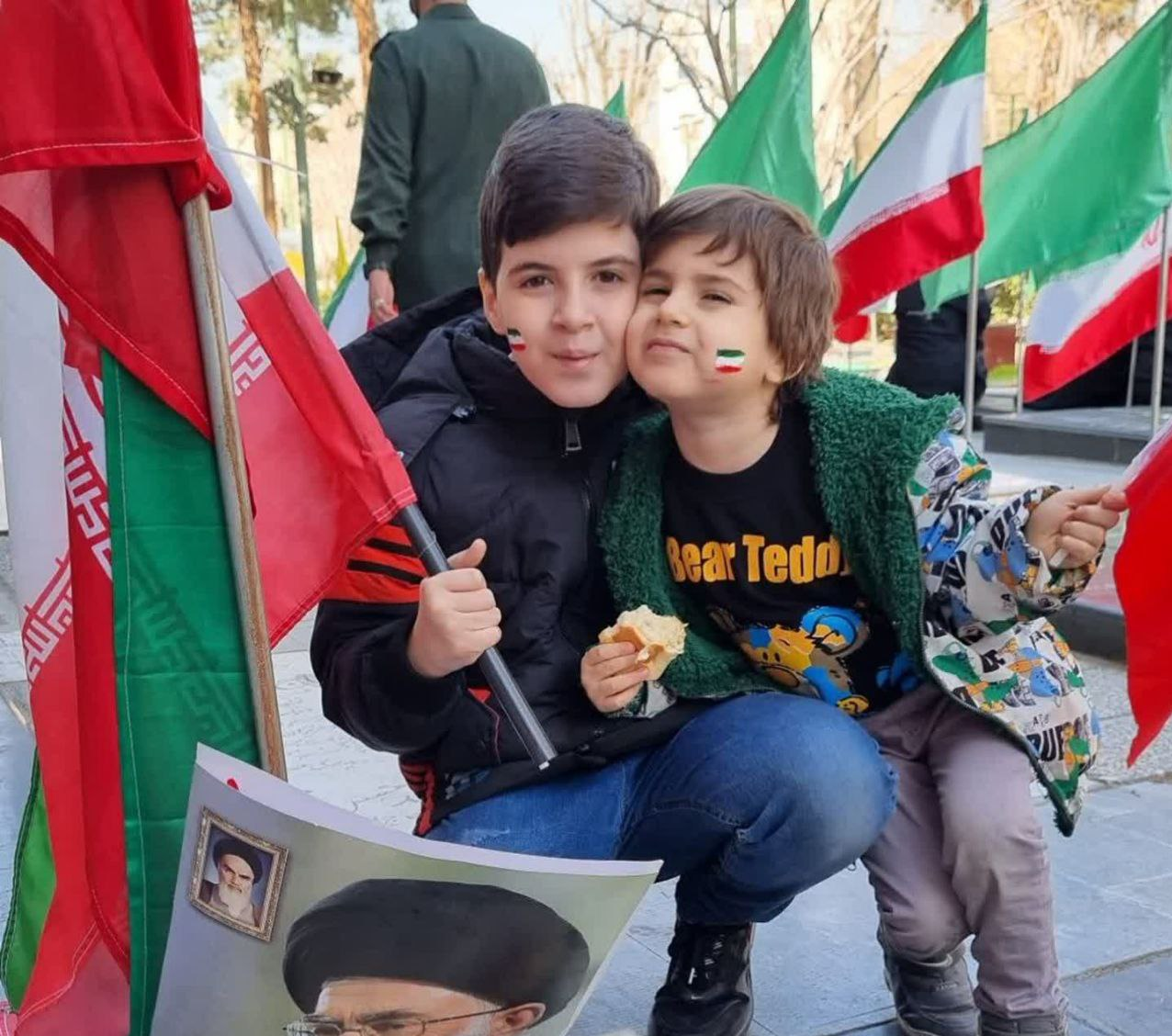 حضور فرزندان شهدای مدافع حرم و امنیت در راهپیمایی ۲۲ بهمن