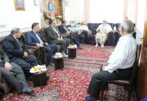 قدردانی مسئولان اجرائی سمنان از یک خانواده شهید شهرستان