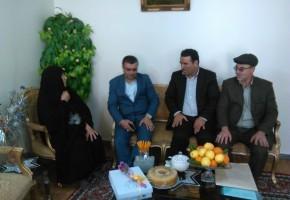 والدین شهدا همچون پدران و مادران ما هستند