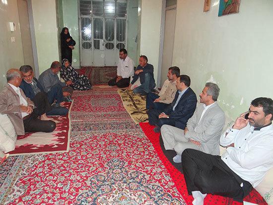 مسئولان دشتی به دیدار خانواده‌های شهدا رفتند
