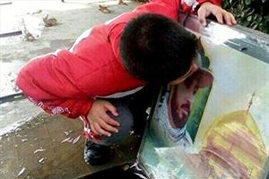 بوسه دلتنگی فرزندان شهید