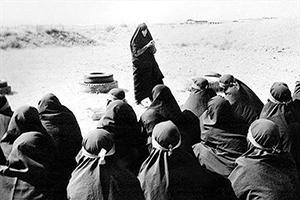 چرا این خانم ها با چادر و مقنعه می خوابند!