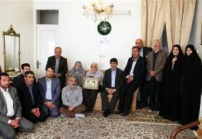 صبر والدین شهدا ستودنی است