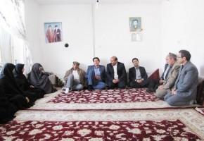 دعای خانواده‌های شهدا در حق مسئولین مایه توفیق آنان می‌شود