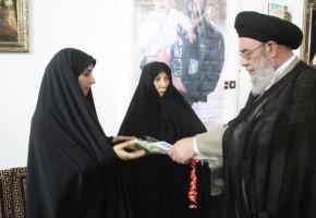 دیدار سرپرست بنیاد شهید و امام جمعه اصفهان از خانواده شهید مدافع حرم