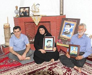 فرزند 5 روزه را پشتم بستم و در هوای برفی صحرا هیزم جمع می کردم