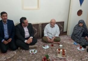 شناخت شهدا با دیدار با خانواده های آنان میسر می شود