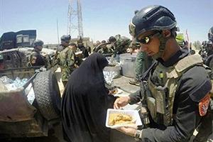 حضور یک «مادر شهید» در جبهه فلوجه