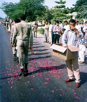 گلباران، زیر پای رزمندگان