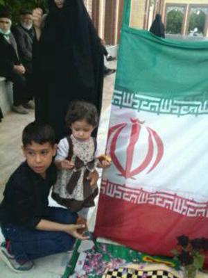 دو فرزند کودک شهید مدافع حرم بر سر مزار پدر