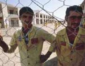 افطار در حیاط اردوگاه