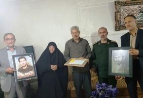 دیدار فرمانده مرکز مقاومت بسیج بنیاد با خانواده شهيد شبان لو گورچين قلعه