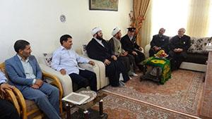 دیدار خادمین حرم رضوی با خانواده های شهدا در شاهین‌دژ