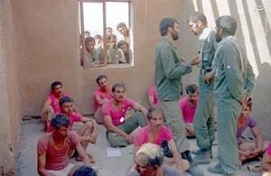 اسرای عراقی با زیرپوش های صورتی