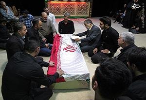 وداع خانواده و همرزمان با شهید حاج احمد غلامی