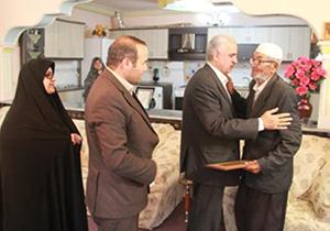 استاندارخراسان شمالی با دو خانواده شهید در شهرستان راز و جرگلان دیدار کرد