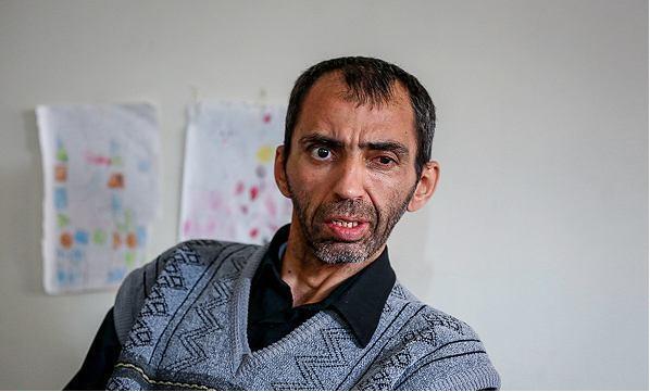 لبخند آقا در  قاب عکس مرهم تمام زخم‌های زندگی‌شان بود