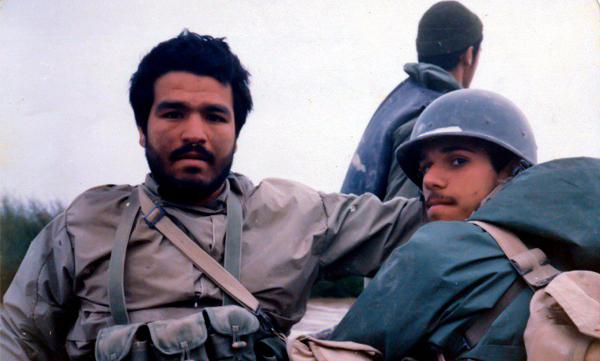 عیادت از همرزم مجروح با پفک‌نمکی!