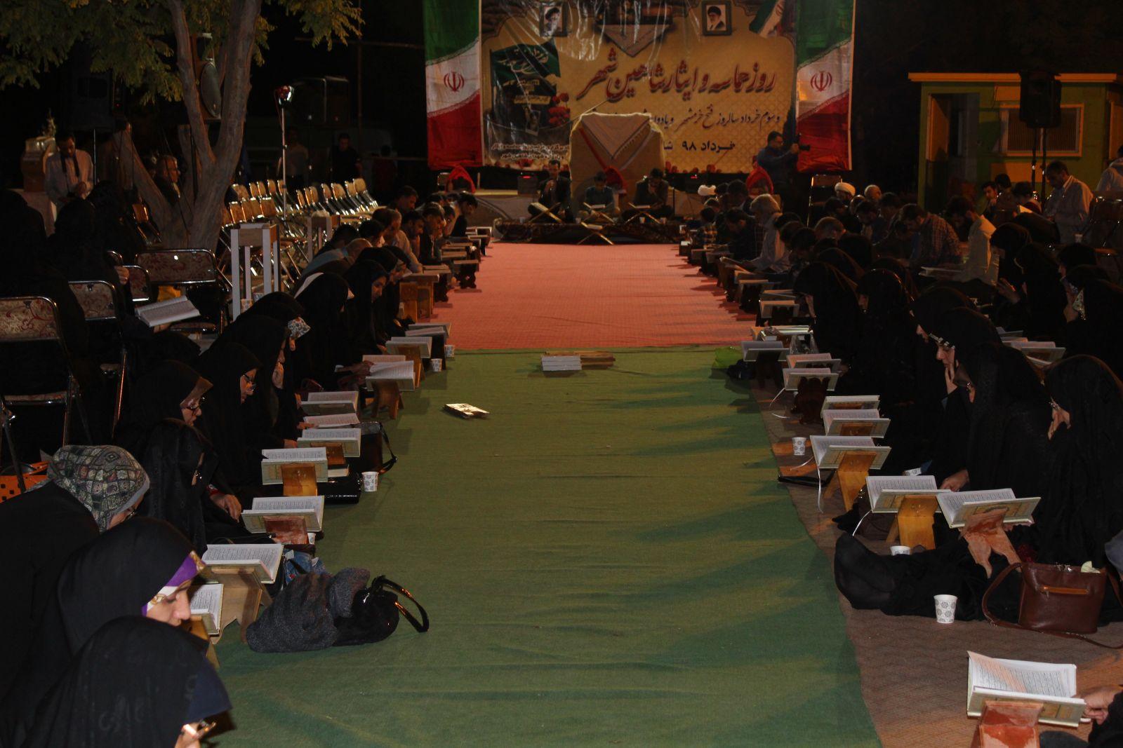 برگزاری محفل انس با قرآن در جوار گلزار شهدا شاهین شهر