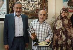  اعطای تندیس ملی فداکاری به خانواده شهید مدافع حرم
