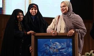 اهدای جایزه خانواده شهید به نرگس آبیار