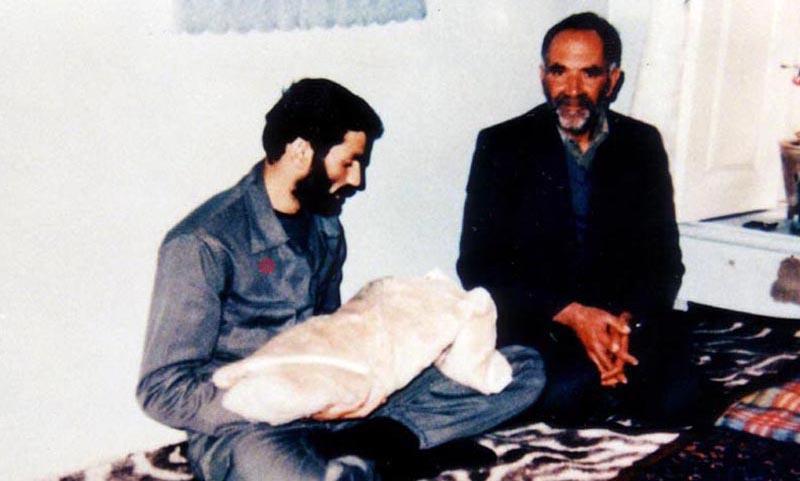 شهیدی که اعلامیه امام را با دست می‌نوشت