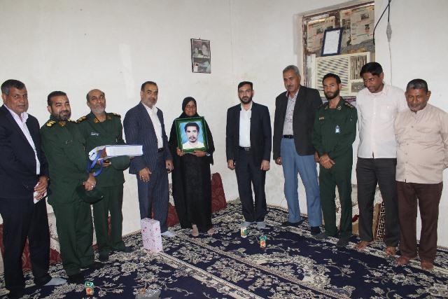 روحیه خدمت به مردم با سرکشی از خانواده شهدا تقویت می‌شود