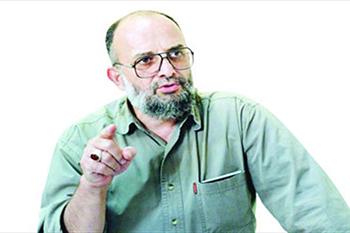 پدری با لباس غیرمتعارف در عروسی فرزندش