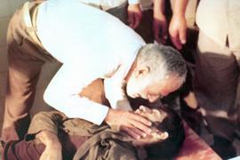 تصویری منحصربه فرد از آخرين وداع پدر و پسر