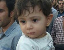 عکس/نگاه متحیر پسر یک شهید