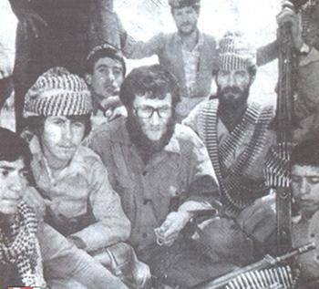 وقتی شهید بروجردی، پیشانی شاطر احمد را می بوسد