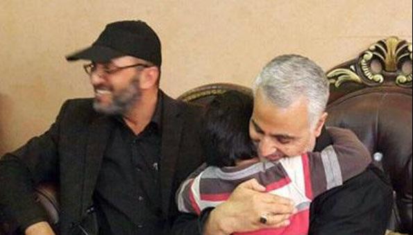 حاج قاسم به دیدار خانواده شهدا رفت