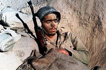 رزمنده‌ ای که با شلیک ۵ گلوله توپ دشمن هم از خواب بیدار نشد!