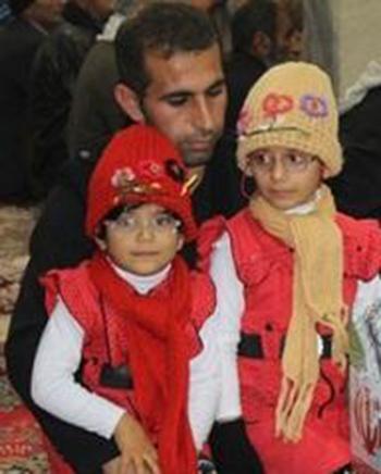 2 دختر شهید مدافع حرم در کنار تابوت پدر