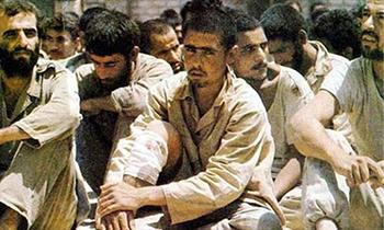 اذان گفتن بسیجی نوجوان در اسارت!