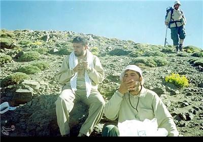 عکس منتشر نشده از کوهنوردی مشترک سرداران شهید حسن طهرانی مقدم و احمد کاظمی
