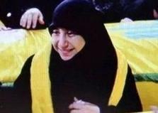 عکس لبخند یک مادر شهید در طول مراسم تشییع فرزندش