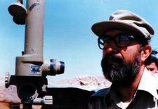 تخت را مرتب مي كرد و شير مي آورد