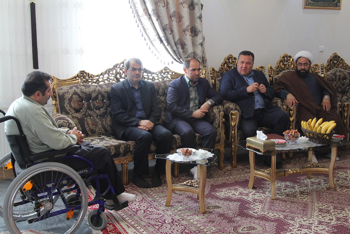 دیدار مسئولان هلال احمر اردبیل با جانباز ۷۰ درصد 