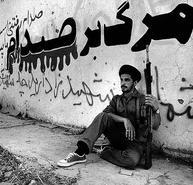 عکس/ طلبه‌ای با کفش‌های کتانی