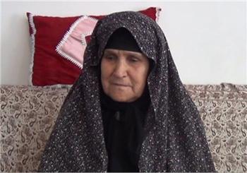 نقش وصیت‌نامه شهید بر قالیچه به دست مادر