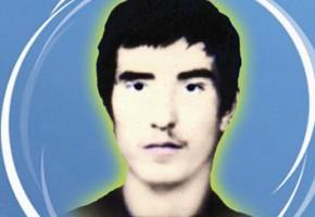 منتظر آمدنش بودم كه پوتین‌هایش را برایم آوردند