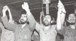 عکس/ رحیم صفوی، شهید صیاد شیرازی و محسن رضایی در حال خواندن دعای وحدت