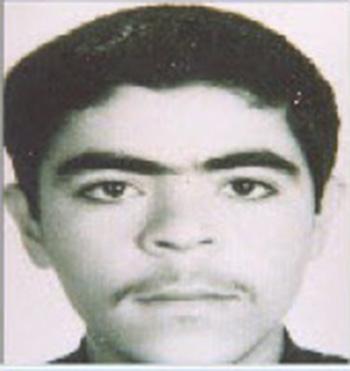 فرزندی که چشم انتظار بوسه بر پیکر پدر است