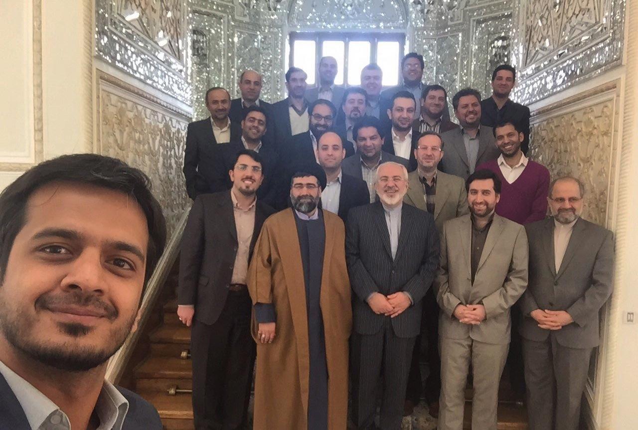 عکس سلفی فرزندان شهدا با ظریف