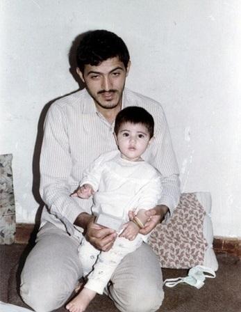 فرزند شهید زین‌الدین در بغل پدر شهیدش