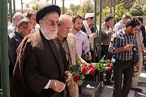 تصاویر/ رئیس بنیاد شهید به شهدای همدان ادای احترام کرد