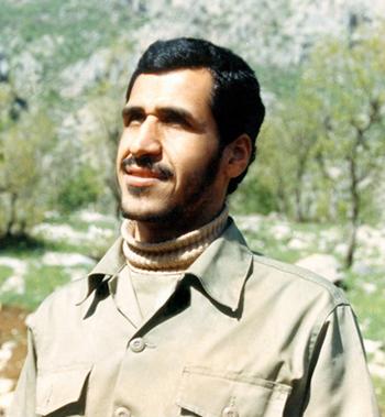 سرداری که به کار جمع‌آوری یادنامه شهدا مشغول بود