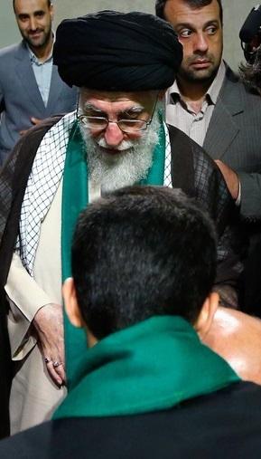 شال سبز امام خامنه ای دردیدار با خانواده شهدا
