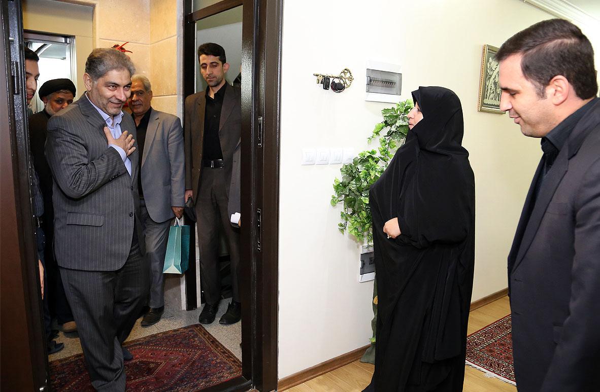 استاندار آذربایجان شرقی با خانواده شهید فروزنده دیدار کرد